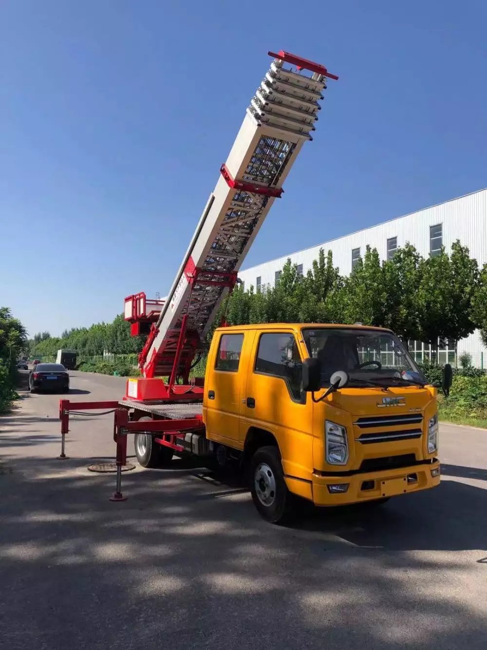 珠海附近的云梯车出租服务：轻松解决高空作业需求